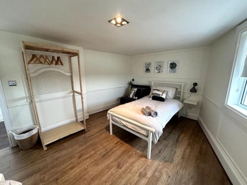 um quarto com uma cama e um espelho em Central Margate house with sauna & private garden em Kent