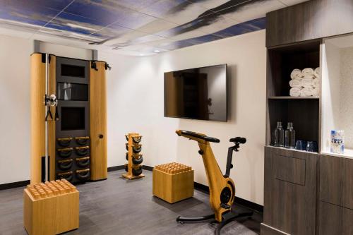 una habitación con un gimnasio con cinta de correr en FirstName Bordeaux by Hyatt, en Burdeos
