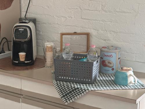 eine Küchentheke mit einem Korb mit Wasserflaschen und einem Toaster in der Unterkunft K.singleroom in San Giorgio