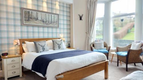 Un dormitorio con una cama grande y una ventana en Invergarry Room Only Guest House For Adults, en Windermere