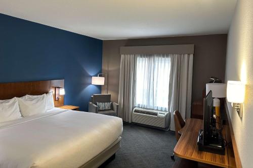 Voodi või voodid majutusasutuse Comfort Inn & Suites Akron South toas