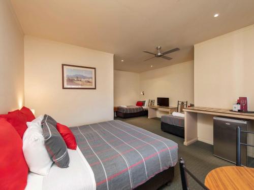 ein Hotelzimmer mit einem Bett und einem Schreibtisch in der Unterkunft Breakfree Port Pirie in Port Pirie