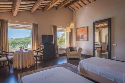 een slaapkamer met een bed en een tafel en stoelen bij VILLA DEI PINI - Camerano, villa con piscina in Camerano
