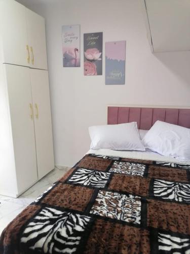 a bedroom with a bed with a zebra blanket at شاليه ايجار شقق فندقي بورتو سعيد شالية غرفتين ورسيبشن و2 حمام ارضي بجاردن خاص Hotel chalet for rent in Porto Said in Ad Dībah