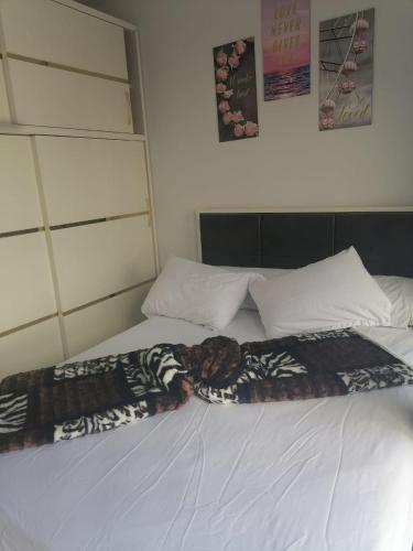 a white bed with two pillows on top of it at شاليه ايجار شقق فندقي بورتو سعيد شالية غرفتين ورسيبشن و2 حمام ارضي بجاردن خاص Hotel chalet for rent in Porto Said in Ad Dībah