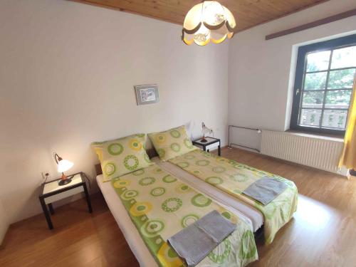 - une chambre avec un lit et une grande fenêtre dans l'établissement Holiday home in Gyenesdias/Balaton 18849, à Gyenesdiás