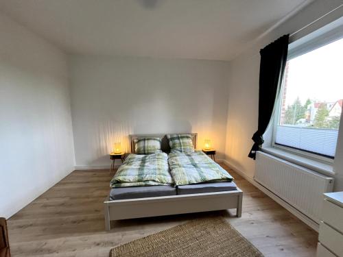 - une chambre avec un lit doté d'oreillers et d'une fenêtre dans l'établissement Soleblick, 