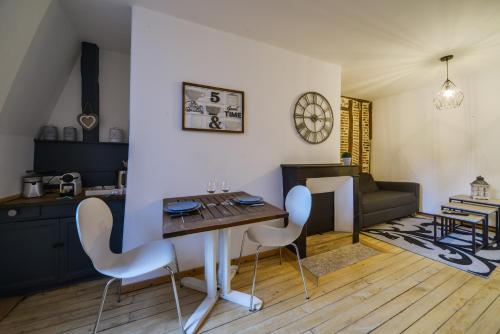 une cuisine et un salon avec une table et des chaises dans l'établissement Le Cœur De La Scellerie - Hypercentre - Netflix, à Tours