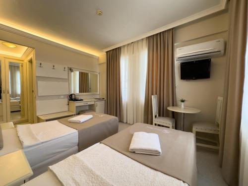 En eller flere senge i et værelse på Savk Hotel