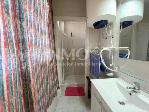 Koupelna v ubytování Plata baja en zona de Vilafortuny 102C - INMO22