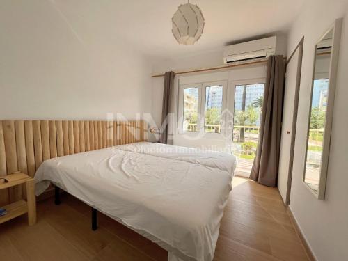 Postel nebo postele na pokoji v ubytování Plata baja en zona de Vilafortuny 102C - INMO22