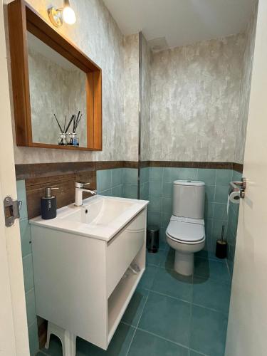 y baño con lavabo blanco y aseo. en Apartamento de Lujo Alm. Golf Resort, Valle del Este en Vera