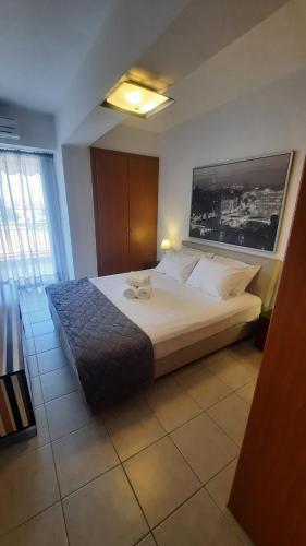 1 dormitorio con 1 cama grande en una habitación en Atsali's Apartment Xylokastro en Xylokastro