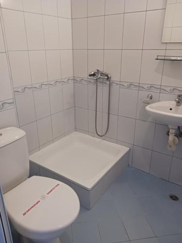 Guest House Vasilevi في نيسيبار: حمام ابيض مع مرحاض ومغسلة