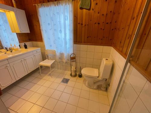 a bathroom with a toilet and a sink at Kvien alpakka gjestegård in Vevle
