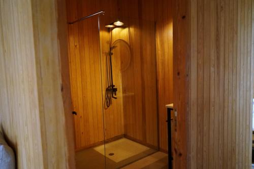 - une douche avec une porte en verre dans la chambre dans l'établissement Domain The blaze, à Marrakech