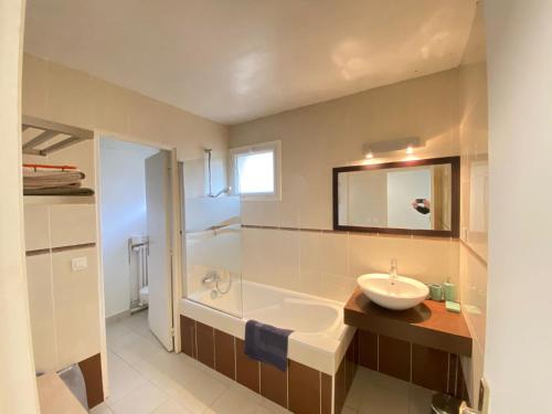 a bathroom with a sink and a bath tub at Lovely Flat 4 peoples in Saint-Cloud