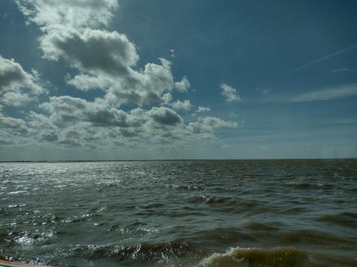 a large body of water with a cloudy sky at Grytmanshoeve, Vakantiehuis met glamping in Niawier