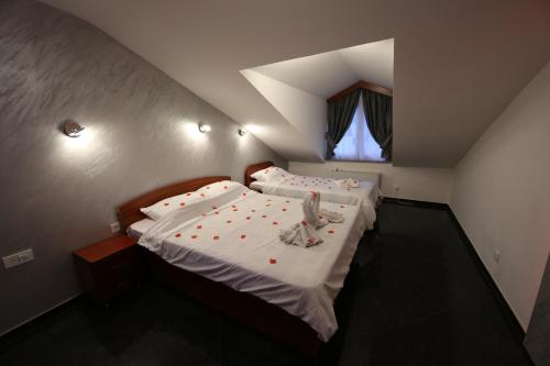 een slaapkamer met een groot bed met bloemen erop bij Villa Maki in Ohrid