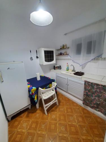 - une cuisine blanche avec une table et un évier dans l'établissement Studio Skanes, à Monastir