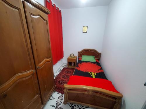 a small bedroom with a small bed in a room at Studio Skanes in Monastir