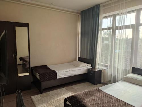 Un pat sau paturi într-o cameră la hotel Tourist