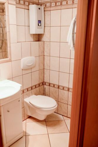 a bathroom with a toilet and a sink at Apartament EmKa z balkonem Rowy in Rowy
