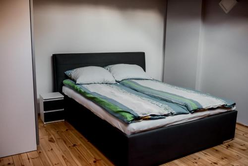 een bed met twee kussens in een kamer bij Apartament EmKa z balkonem Rowy in Rowy