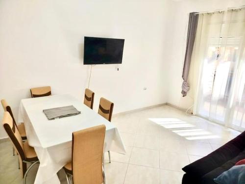 - une salle à manger blanche avec une table et des chaises blanches dans l'établissement Résidence Inaya, à Oran