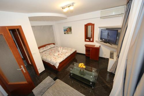 a small room with a bed and a television at Villa Maki in Ohrid