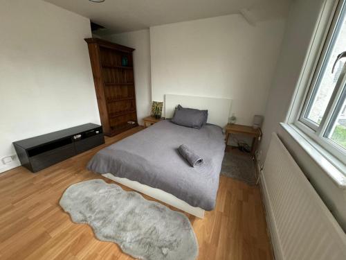 Een bed of bedden in een kamer bij Waltham Cross Rooms