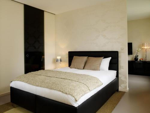 1 dormitorio con 1 cama grande con sábanas blancas en VISIONAPARTMENTS Waffenplatzstrasse - contactless check-in en Zúrich