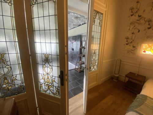 um quarto com uma porta que leva a um corredor em The Museum - Au Lit, Jérôme! em Antuérpia