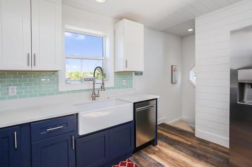 uma cozinha com armários azuis e brancos e um lavatório em Eagle's Rest by Pristine Properties Vacation Rentals em Indian Pass