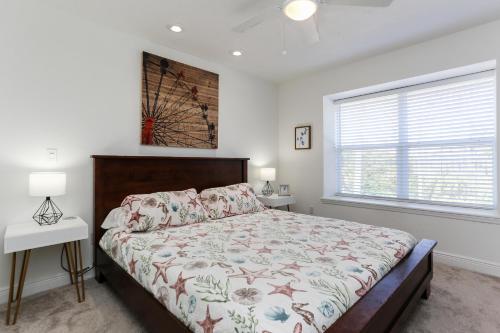 um quarto com uma cama grande e uma janela em Eagle's Rest by Pristine Properties Vacation Rentals em Indian Pass