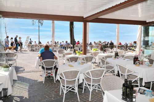 a group of people sitting at tables in a restaurant at Albergo All'Ancora in Garda
