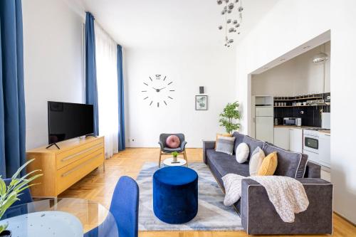 un soggiorno con divano e TV di Super Central Cozy Home on the St. Stephen Road a Budapest