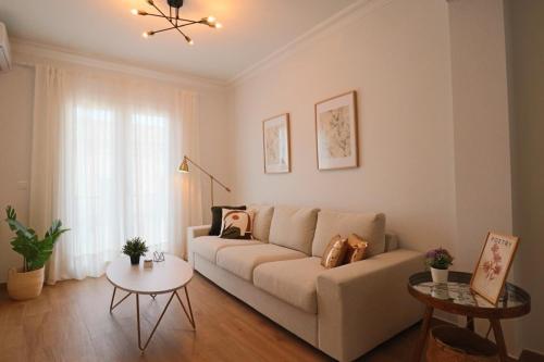 uma sala de estar com um sofá e uma mesa em Apartamento Estrella Sol em Cartaya