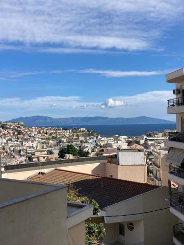 uitzicht op de stad vanaf de daken van gebouwen bij VALANTIS home in Kavala