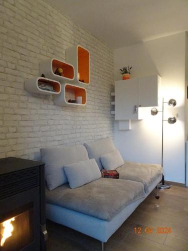 - un salon avec un canapé et un mur en briques dans l'établissement Want to take it easy at the Meuse valley?, à Waulsort