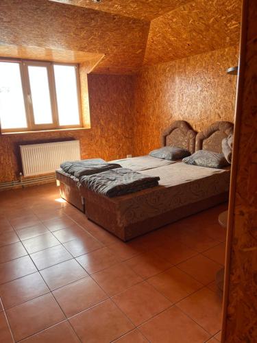 um quarto com uma cama grande num quarto em Кафе-бар «у Дідуся» em Vil'khy