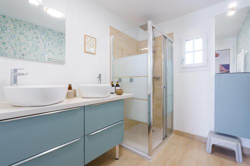 y baño con 2 lavabos y ducha. en Le Pavillon Émeraude Chantilly - Parc Astérix - RER D Direct Paris - idéal JO, en Coye-la-Forêt