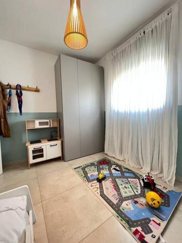 a room with a room with a childs toys on the floor at בין הים לכרמל in Tirat Karmel