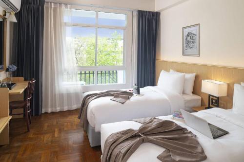 曼谷的住宿－Ago Hotel Chinatown，酒店客房设有两张床和窗户。