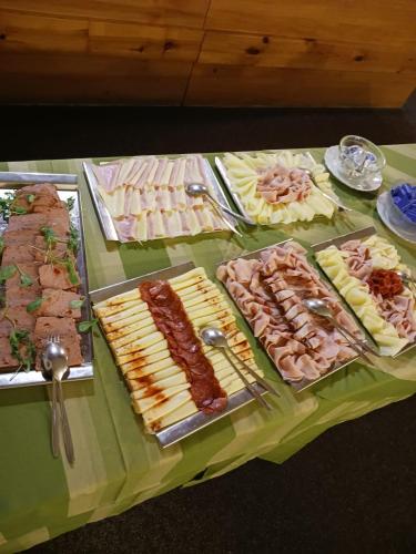 ホテルの敷地内または近くでの食事または食べ物