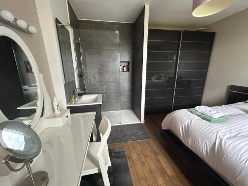 y baño con cama, lavabo y ducha. en Les Chambres d'Hôtes d'Alice Dior en Blacé