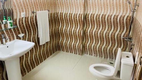 een badkamer met een wastafel en een toilet bij Serene Home Apartment (1-Bedroom) in Islamabad