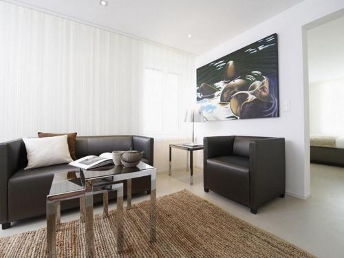 sala de estar con sofá y mesa en VISIONAPARTMENTS Zweierstrasse - contactless check-in, en Zúrich