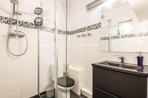 une salle de bain avec une douche, un lavabo et des toilettes dans l'établissement Vue exceptionnelle - Ma terrasse sur le front de mer et - Studio 34 m2 - Antibes Juan-les-pins, à Antibes