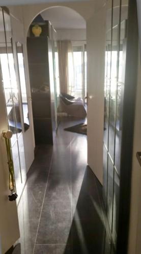 un couloir d'une maison avec une chambre avec un couloir dans l'établissement Vue exceptionnelle - Ma terrasse sur le front de mer et - Studio 34 m2 - Antibes Juan-les-pins, à Antibes